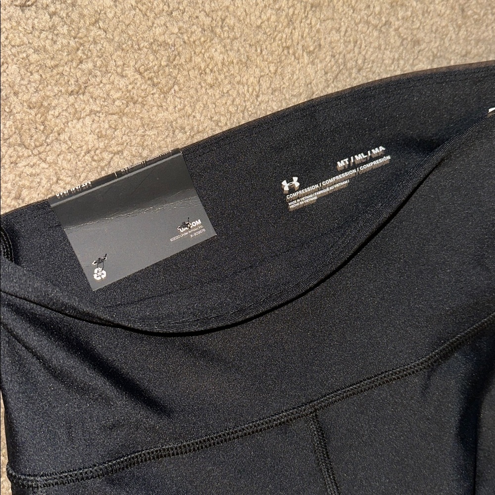 NWT Medium M Tall MT - Under Armour Jet Black Performance Leggings Compression - Picture 4 of 6